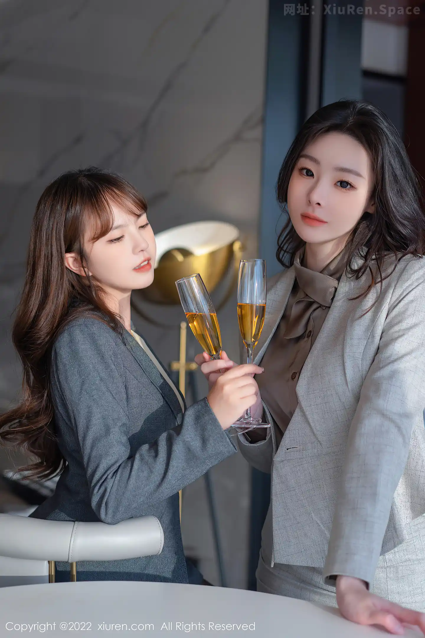 图片[4]-[Xiuren秀人网] 2022.08.31 VOL.5524 百合姐妹花 是小逗逗 张思允Nice OL制服与蕾丝内衣加黑丝美腿性感写真集-秀人网官方网站